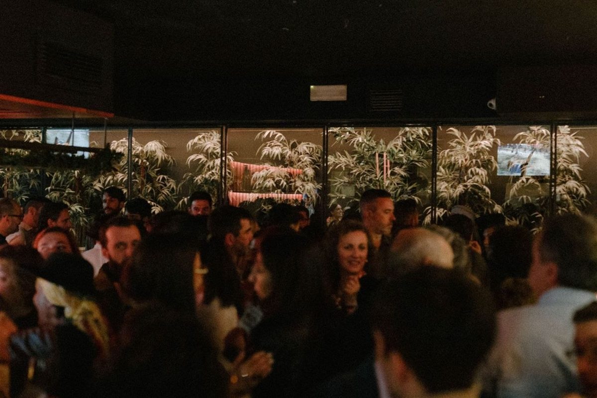 El local lleno de invitados durante un evento