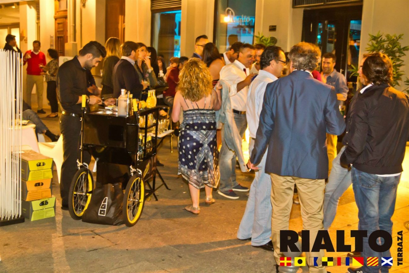 Carrito de cócteles atendiendo a los invitados en la terraza