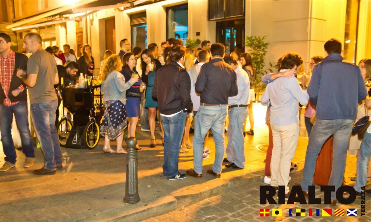 La terraza llena de invitados durante un evento