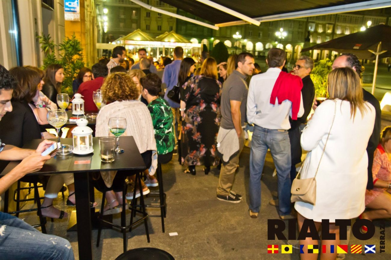 La terraza de Rialto bajo el toldo, con los soportales de María Pita al fondo