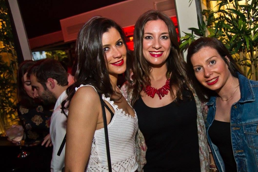 Tres amigas sonriendo en una noche de Rialto