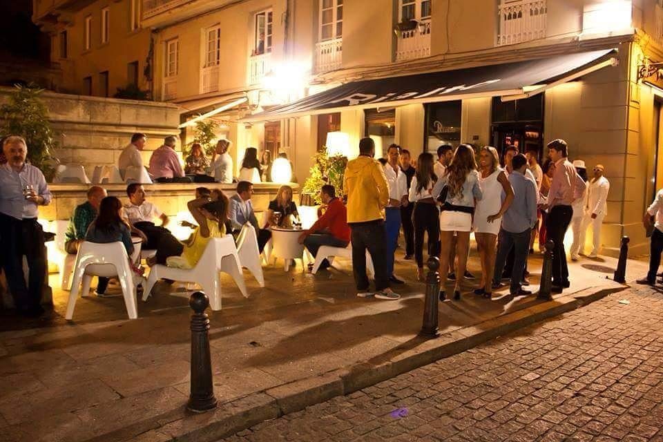 La terraza de Rialto llena de invitados una noche de verano en la Praza de María Pita